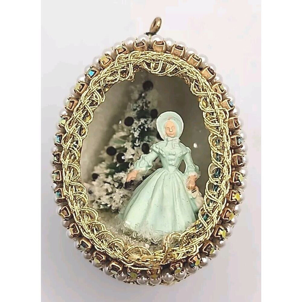 Vintage Eggshell Diorama Woman and Christmas Tree 1.75in PB99